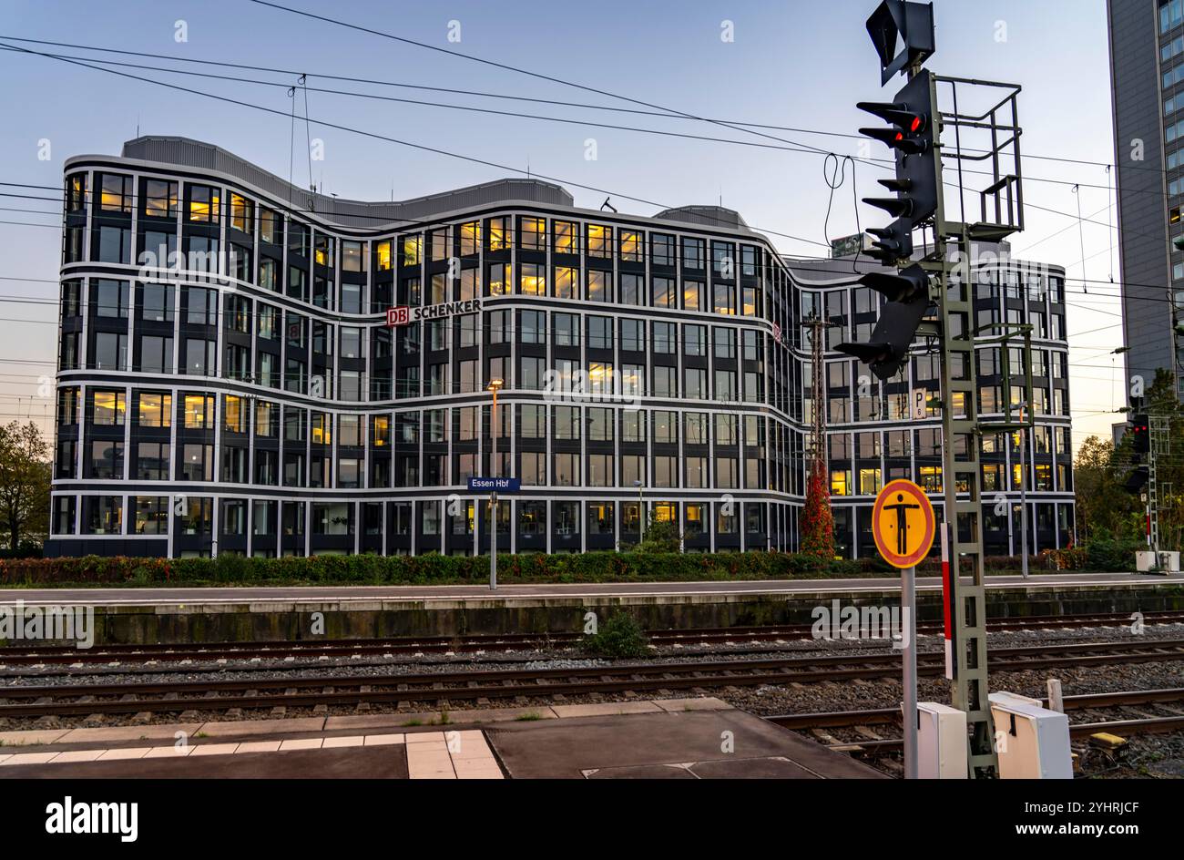 La sede del fornitore di servizi logistici DB Schenker AG, in Kruppstrasse, presso la stazione ferroviaria principale di Essen, NRW, Germania, Foto Stock