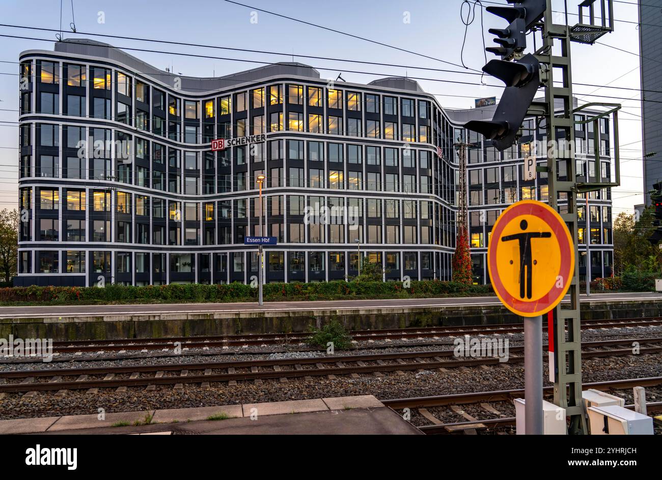 La sede del fornitore di servizi logistici DB Schenker AG, in Kruppstrasse, presso la stazione ferroviaria principale di Essen, NRW, Germania, Foto Stock
