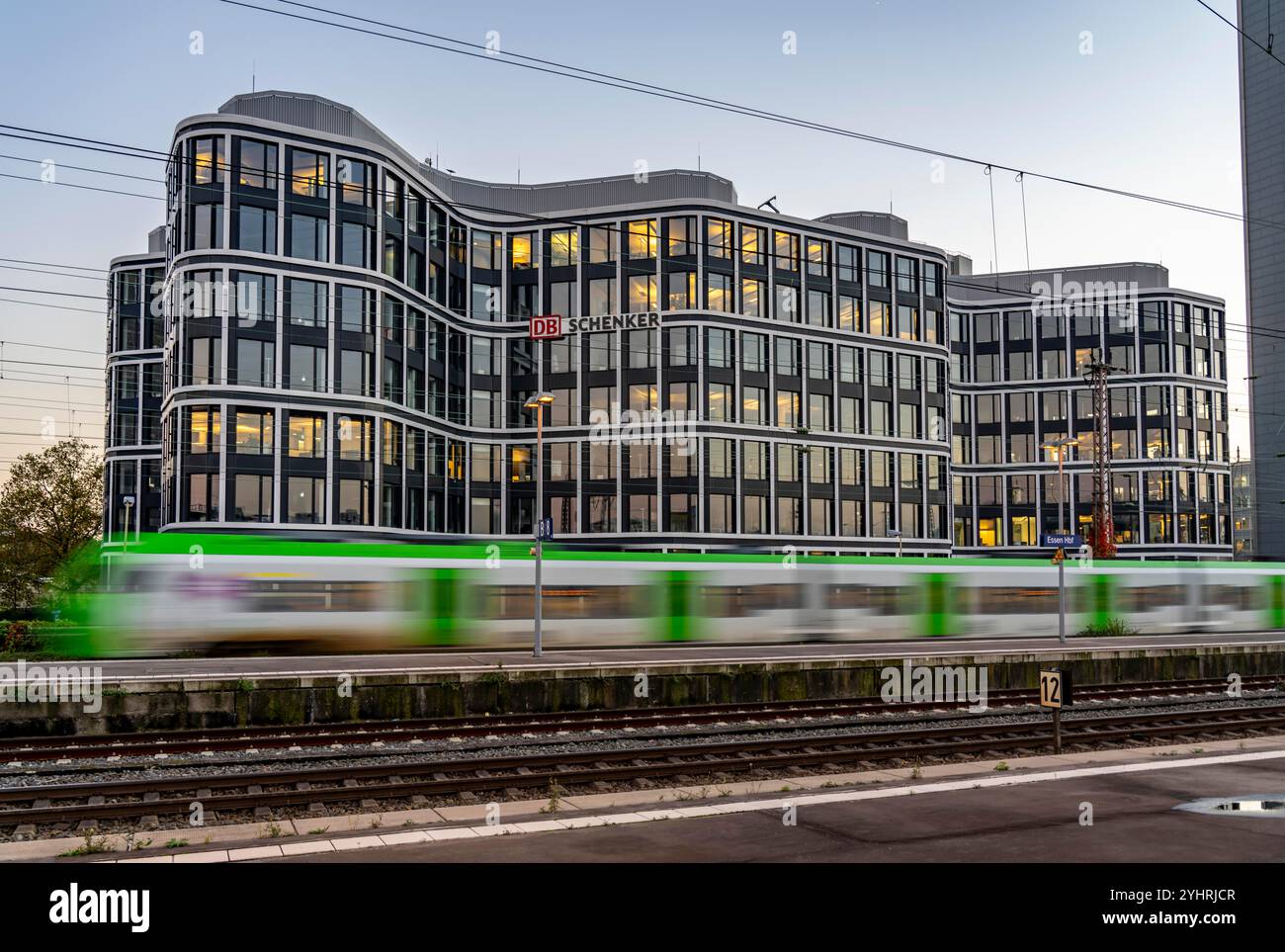 La sede del fornitore di servizi logistici DB Schenker AG, in Kruppstrasse, presso la stazione ferroviaria principale di Essen, NRW, Germania, Foto Stock