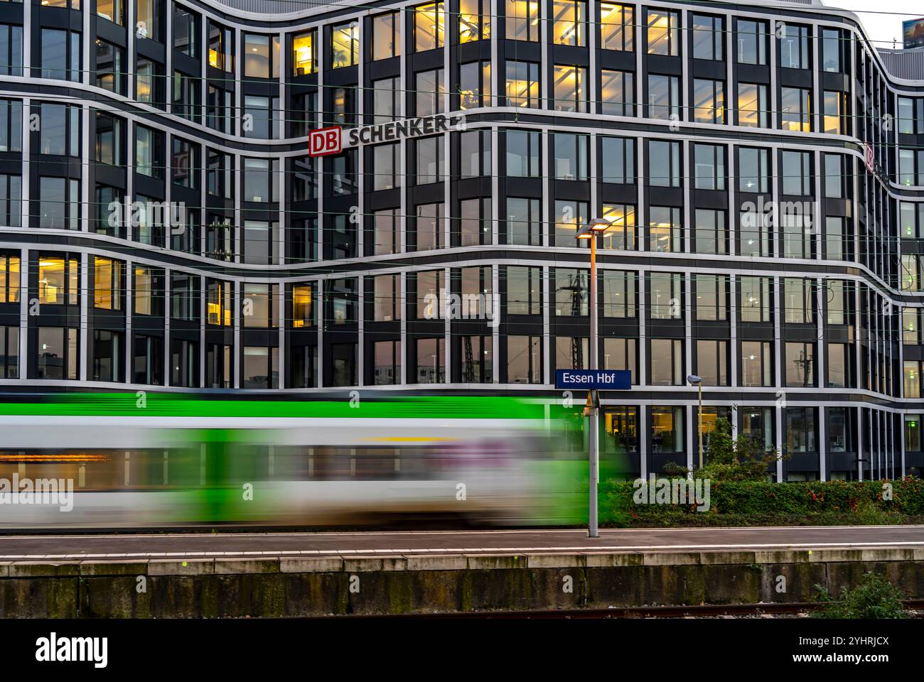 La sede del fornitore di servizi logistici DB Schenker AG, in Kruppstrasse, presso la stazione ferroviaria principale di Essen, NRW, Germania, Foto Stock