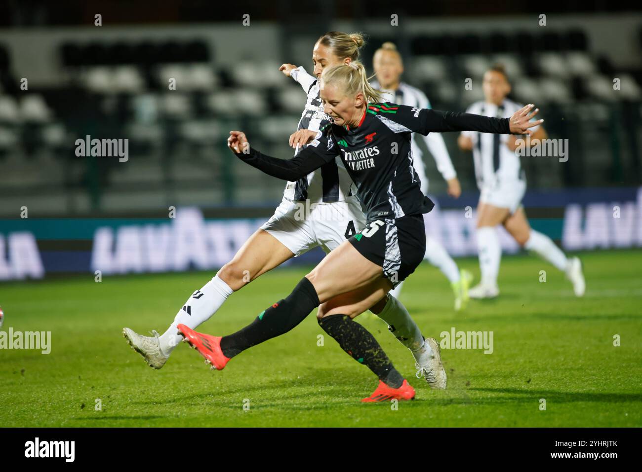 Biella, Italia. 12 novembre 2024. Stina Blackstenius dell'Arsenal Women segna un gol durante la UEFA Women's Champions League, matche di calcio tra Juventus Women e Arsenal Women il 12 novembre 2024 allo Stadio Vittorio Pozzo di biella, Italia Credit: Nderim Kaceli/Alamy Live News Foto Stock