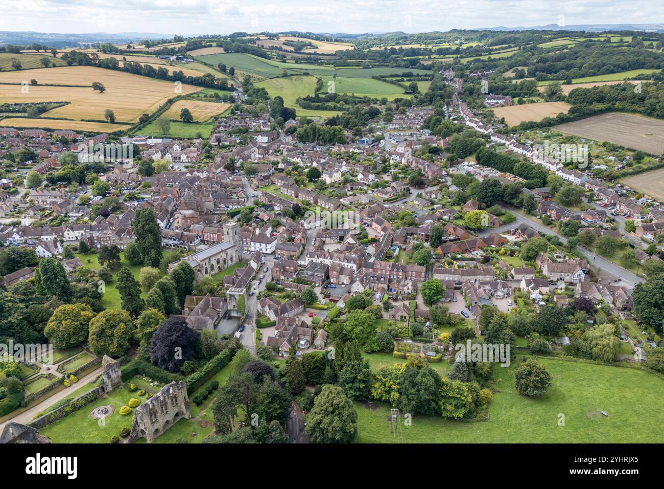 Vista aerea della chiesa della Santissima Trinità e di Much Wenlock, Shropshire, Regno Unito. Foto Stock