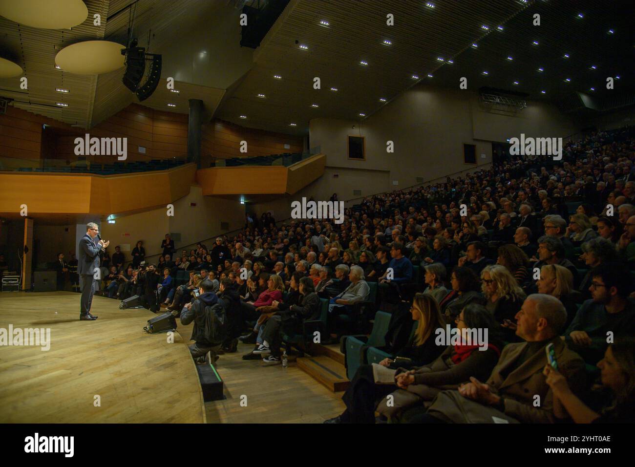 Milano, Milano. 12 novembre 2024. Anteprima milanese del film 'Liliana' di Ruggero Gabbai presso il Teatro dal Verme - Milano, Marted&#xec; 12 novembre 2024 (foto Claudio Furlan/Lapresse) Milano anteprima del film 'Liliana' di Ruggero Gabbai al Teatro dal Verme - Milano, martedì 12 novembre 2024 (foto Claudio Furlan/Lapresse) crediti: LaPresse/Alamy Live News Foto Stock