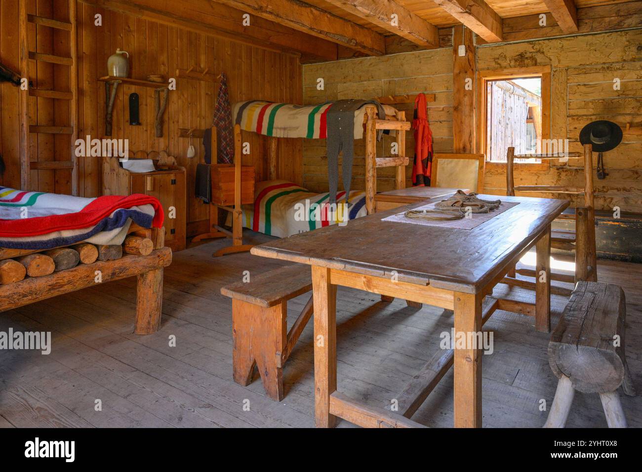 Letti a castello con coperte della Baia di Hudson, Fort Edmonton Park, Edmonton, Alberta, Canada Foto Stock