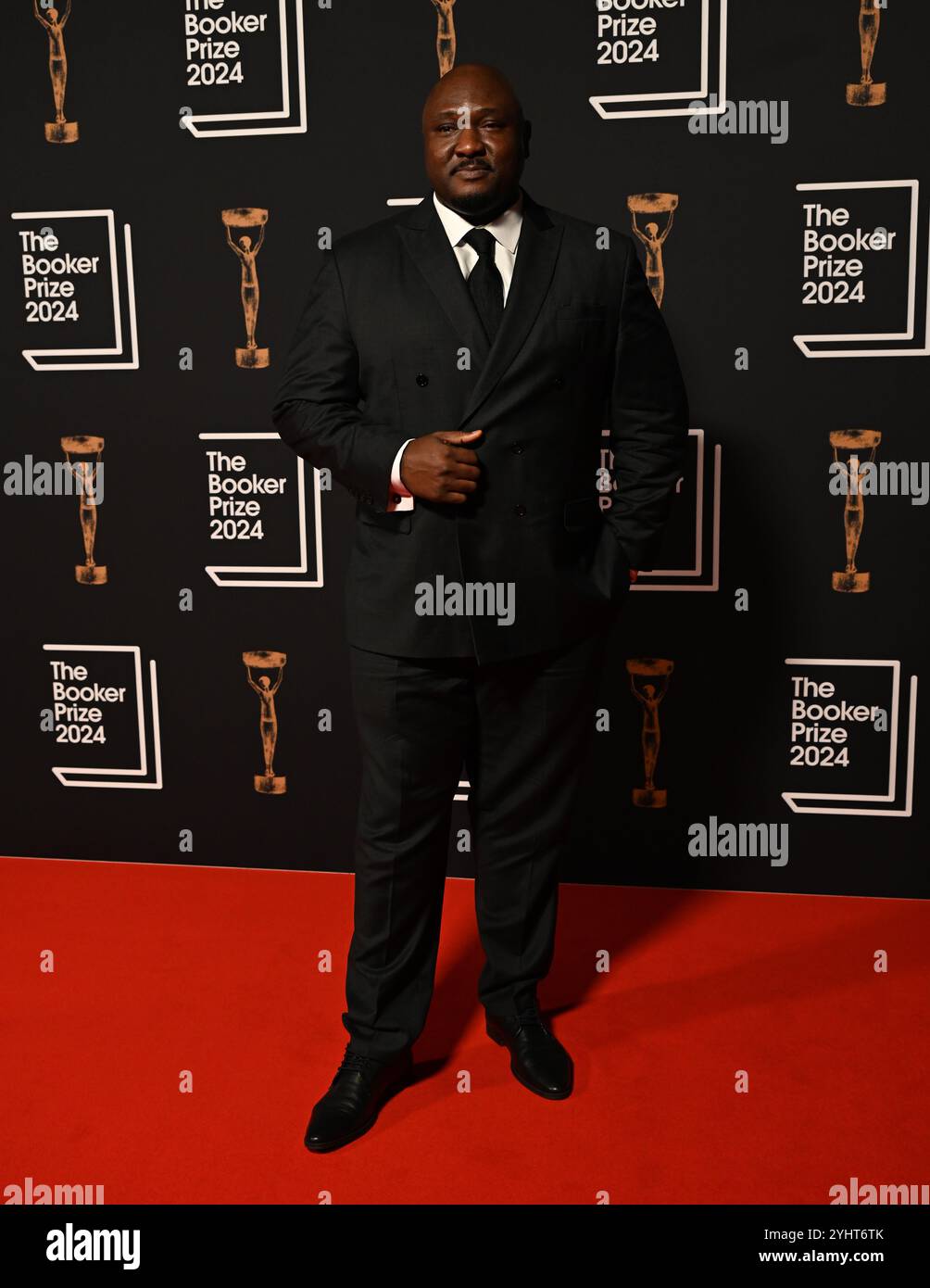 LONDRA, REGNO UNITO. 11 novembre 2024. Nonno Anozie partecipa alla cerimonia del Booker Prize 2024, all'Old Billingsgate di Londra, Regno Unito. (Foto di 李世惠/SEE li/Picture Capital) credito: Vedi li/Picture Capital/Alamy Live News Foto Stock