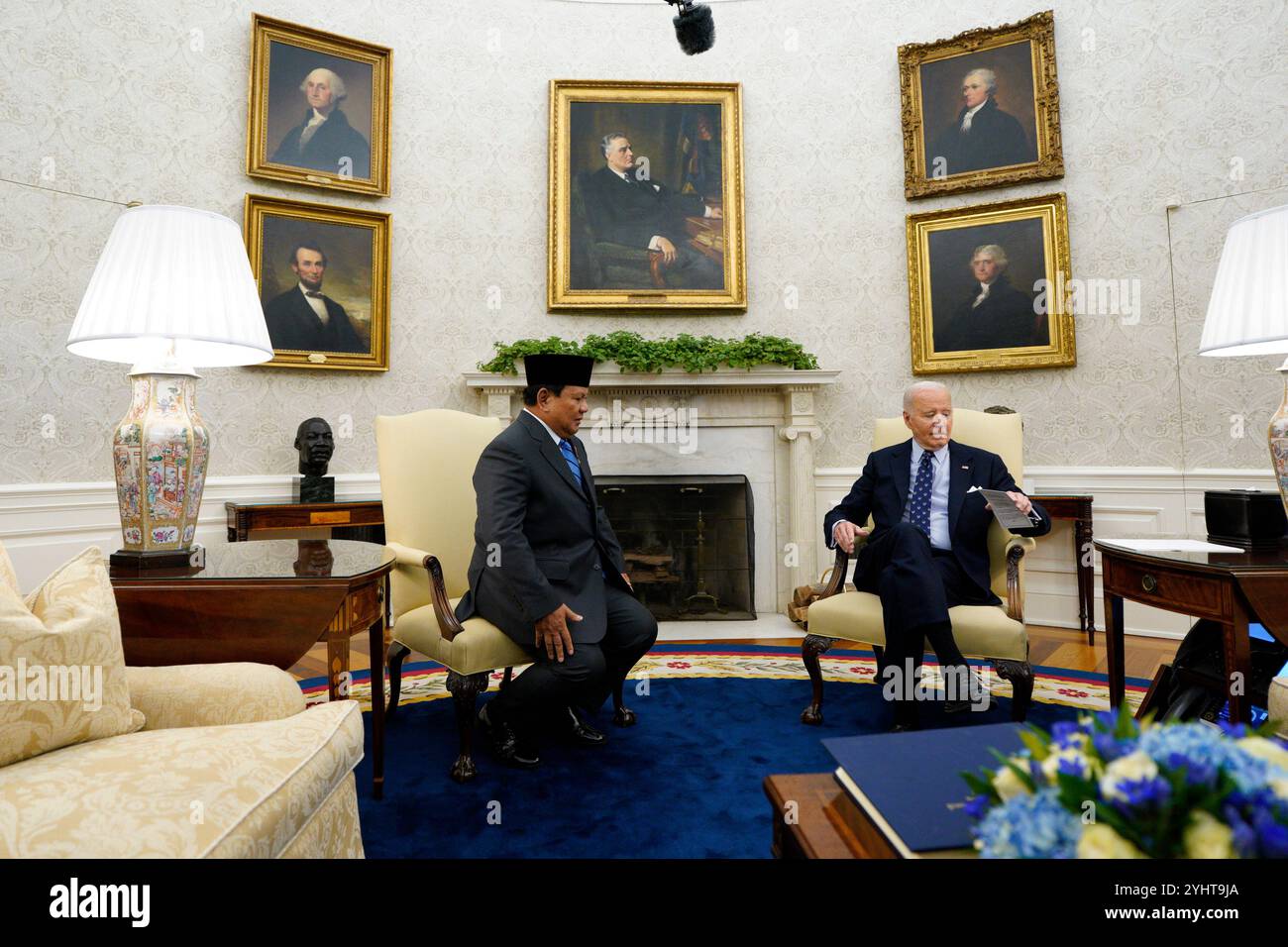 Washington, Stati Uniti. 12 novembre 2024. Il presidente DEGLI STATI UNITI Joe Biden (R) incontra il presidente indonesiano Prabowo Subianto nell'ufficio ovale della Casa Bianca di Washington, DC il 12 novembre 2024. Foto di Yuri Gripas/UPI credito: UPI/Alamy Live News Foto Stock