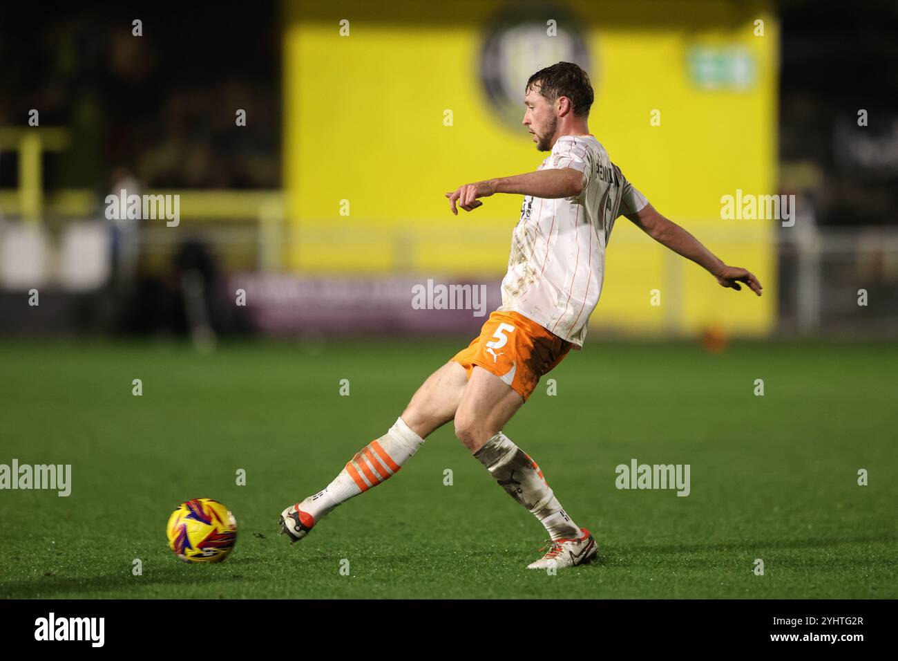 Matthew Pennington di Blackpool passa la palla durante il match del Bristol Street Motors Trophy Harrogate Town vs Blackpool a Wetherby Road, Harrogate, Regno Unito, 12 novembre 2024 (foto di Alfie Cosgrove/News Images) Foto Stock