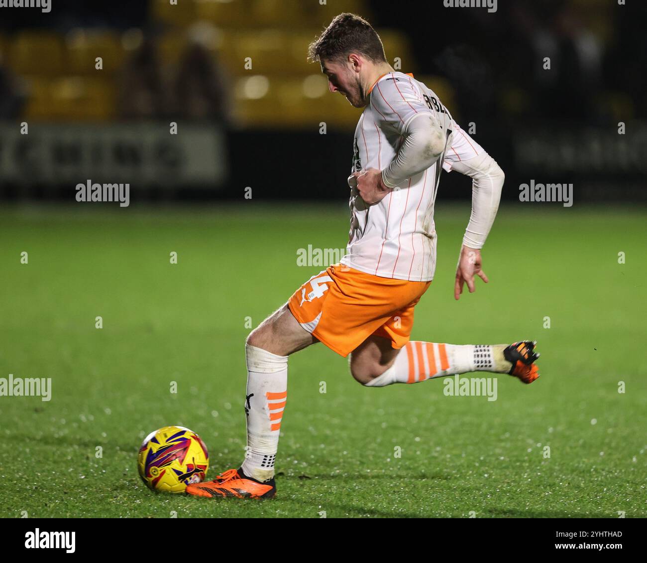 Elliot Embleton di Blackpool segna il suo rigore durante il match del Bristol Street Motors Trophy Harrogate Town vs Blackpool a Wetherby Road, Harrogate, Regno Unito, 12 novembre 2024 (foto di Alfie Cosgrove/News Images) Foto Stock