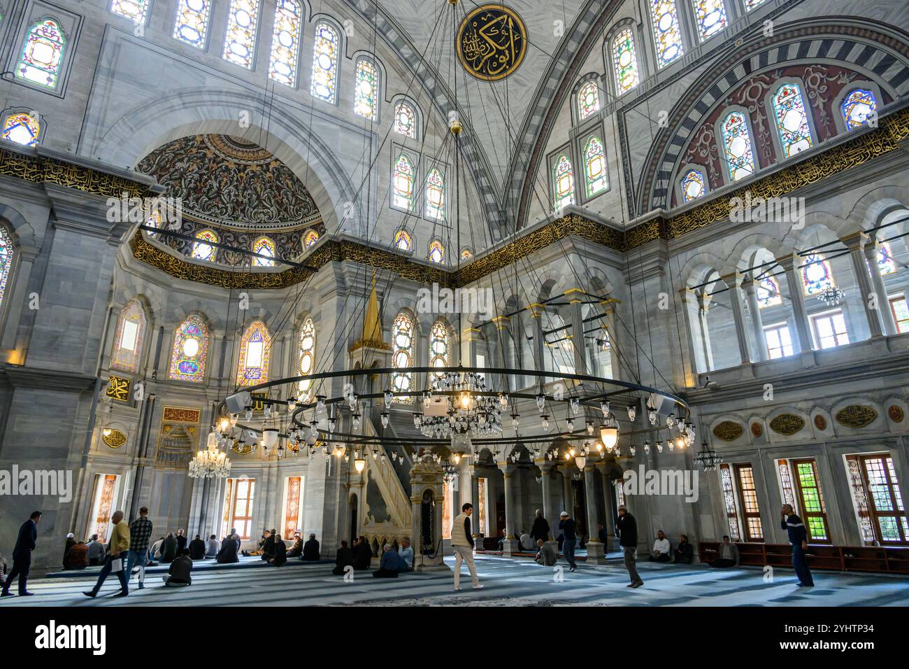 22/10/2024. Distretto di Fatih, Istanbul, Turchia. La Moschea Nuruosmaniye o Nuruosmaniye Camii. Progettata da un architetto greco non musulmano di nome Simeon Kalfa [tr], la moschea Nuruosmaniye è stato il primo edificio ottomano monumentale a esemplificare il nuovo stile barocco ottomano, che ha introdotto elementi barocchi e neoclassici dall'Europa.[2][3][4][5] l'ornamentazione della moschea e il suo cortile curvo mostrano le sue influenze barocche ne hanno influenzato. La cupola della moschea è una delle più grandi di Istanbul. La moschea fa parte di un più grande complesso religioso, o külliye, che funge da centro di cultura, religione ed educazione Foto Stock