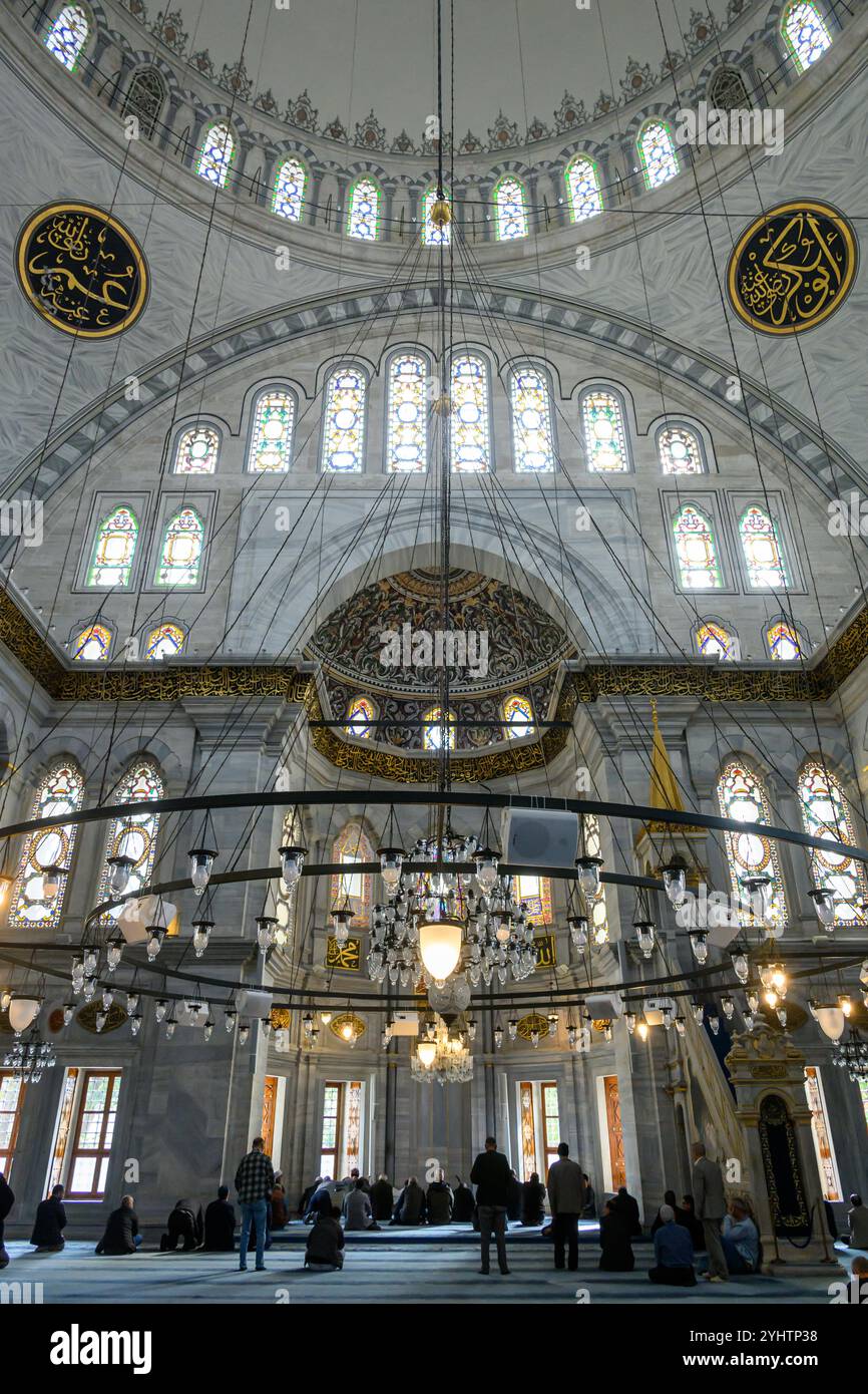 22/10/2024. Distretto di Fatih, Istanbul, Turchia. La Moschea Nuruosmaniye o Nuruosmaniye Camii. Progettata da un architetto greco non musulmano di nome Simeon Kalfa [tr], la moschea Nuruosmaniye è stato il primo edificio ottomano monumentale a esemplificare il nuovo stile barocco ottomano, che ha introdotto elementi barocchi e neoclassici dall'Europa.[2][3][4][5] l'ornamentazione della moschea e il suo cortile curvo mostrano le sue influenze barocche ne hanno influenzato. La cupola della moschea è una delle più grandi di Istanbul. La moschea fa parte di un più grande complesso religioso, o külliye, che funge da centro di cultura, religione ed educazione Foto Stock