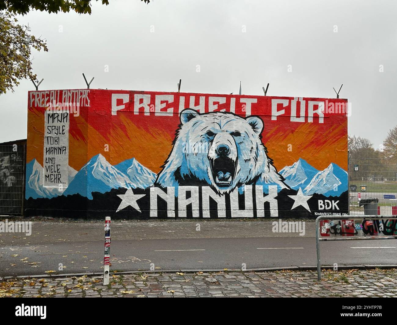 Un graffito che richiede 'Freiheit für Nanuk' ('Nanuk libero') in un edificio vicino all'aeroporto di Tempelhof, Berlino, Germania Foto Stock