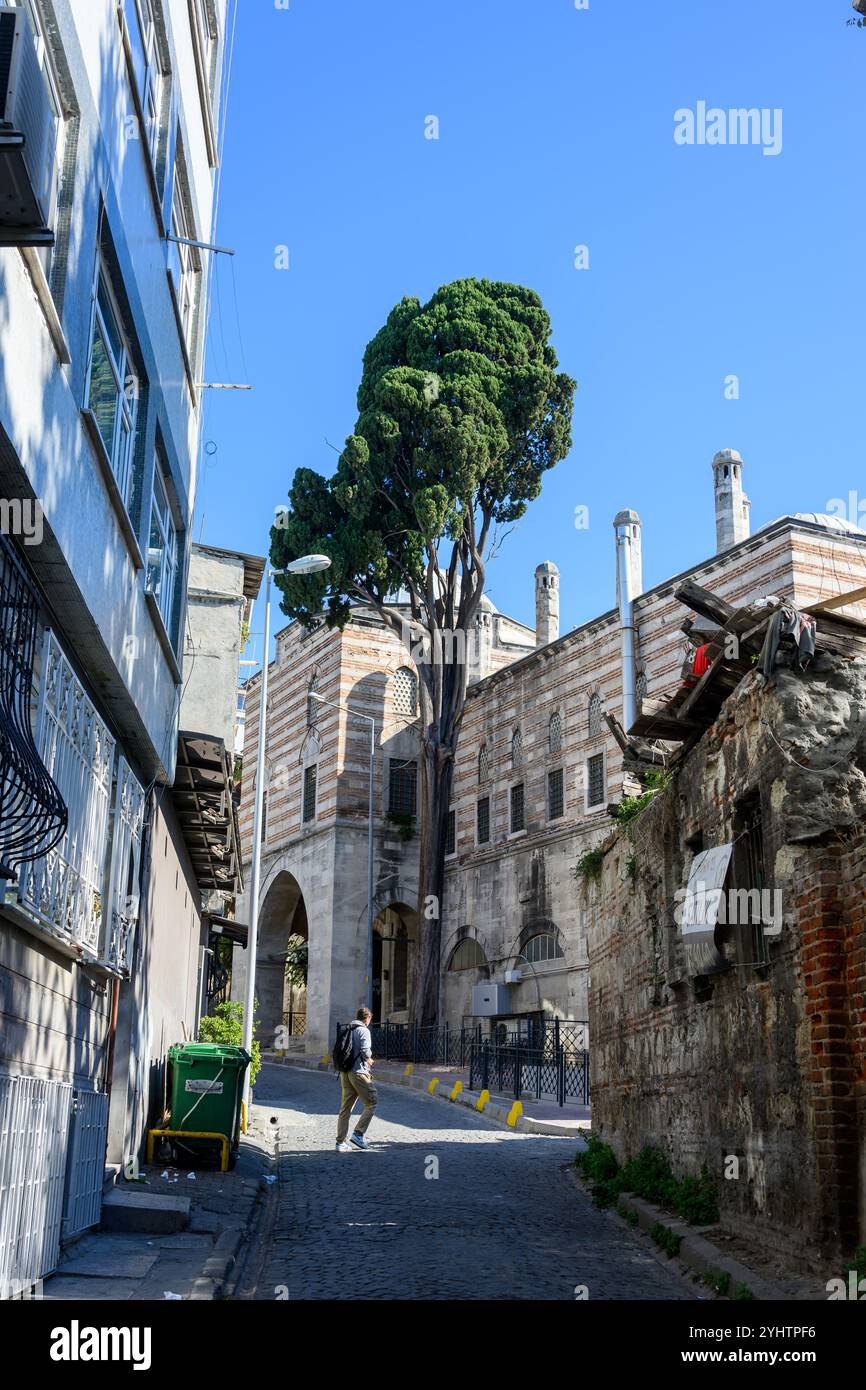 23/10/2024. Distretto di Fatih, Istanbul, Turchia. La vista sul vecchio Şht acciottolato. Mehmetpaşa Ykş, con la moschea Sokollu Mehmed Pasha sulla destra. Foto: © Simon Grosset Foto Stock