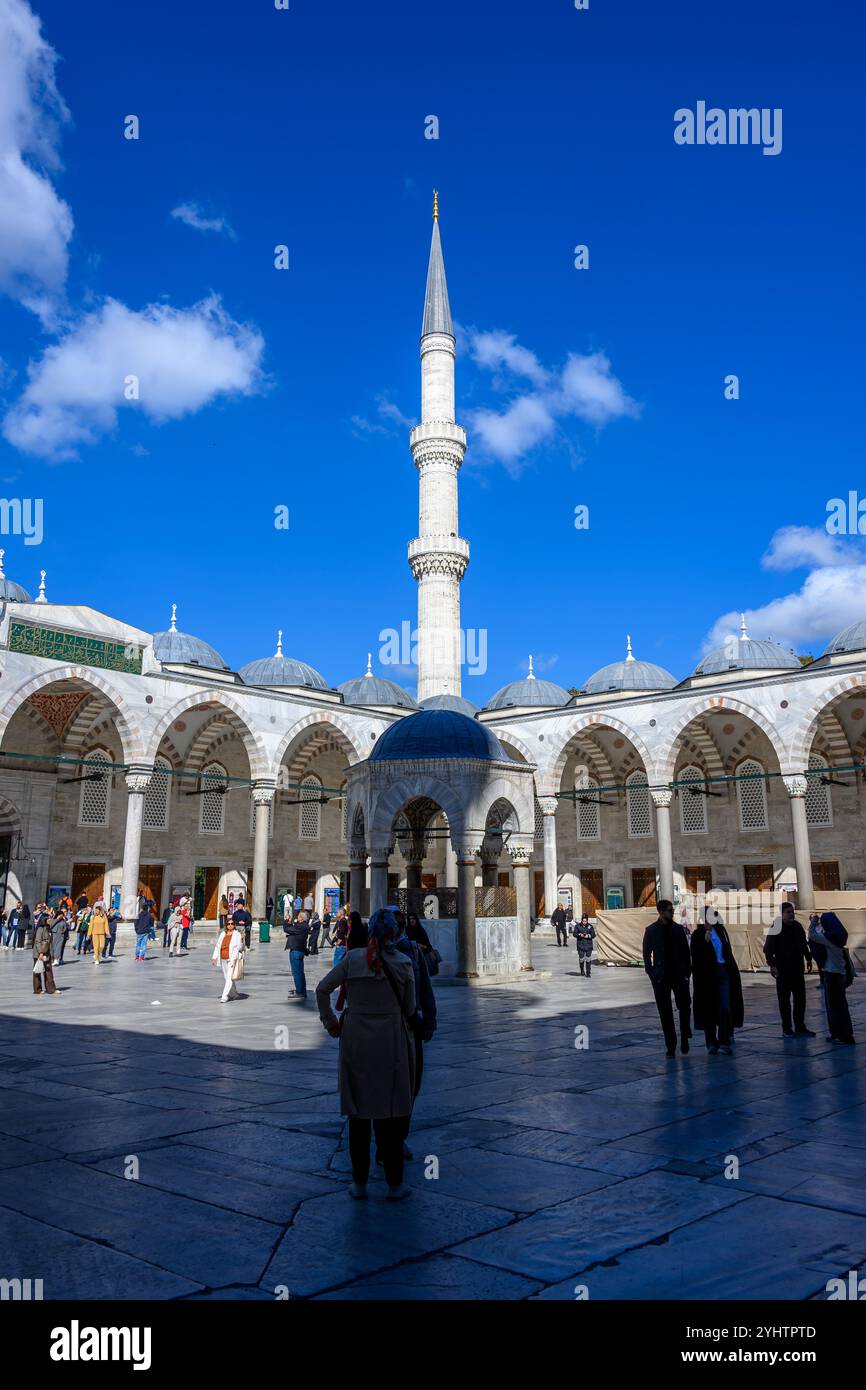 24/10/2024. La Moschea Blu, Istanbul, Turchia. Il coutyard. La Moschea Blu, ufficialmente Moschea del Sultano Ahmed (turco: Sultan Ahmet Camii), è una storica moschea imperiale dell'epoca ottomana situata a Istanbul, Turchia. Fu costruita tra il 1609 e il 1617 durante il dominio di Ahmed i e rimane oggi una moschea funzionante. Attira anche un gran numero di turisti ed è uno dei monumenti più iconici e popolari dell'architettura ottomana. La moschea ha una classica disposizione ottomana con una cupola centrale circondata da quattro semi-cupole sopra la sala di preghiera. E' fronteggiato da un grande cortile e. Foto Stock