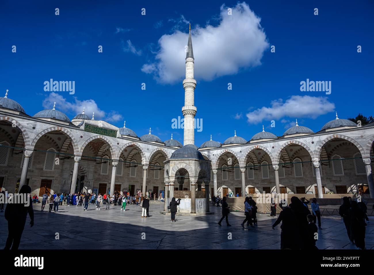 24/10/2024. La Moschea Blu, Istanbul, Turchia. Il coutyard. La Moschea Blu, ufficialmente Moschea del Sultano Ahmed (turco: Sultan Ahmet Camii), è una storica moschea imperiale dell'epoca ottomana situata a Istanbul, Turchia. Fu costruita tra il 1609 e il 1617 durante il dominio di Ahmed i e rimane oggi una moschea funzionante. Attira anche un gran numero di turisti ed è uno dei monumenti più iconici e popolari dell'architettura ottomana. La moschea ha una classica disposizione ottomana con una cupola centrale circondata da quattro semi-cupole sopra la sala di preghiera. E' fronteggiato da un grande cortile e. Foto Stock