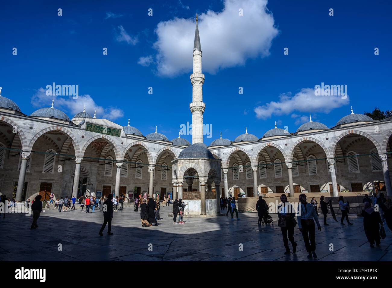 24/10/2024. La Moschea Blu, Istanbul, Turchia. Il coutyard. La Moschea Blu, ufficialmente Moschea del Sultano Ahmed (turco: Sultan Ahmet Camii), è una storica moschea imperiale dell'epoca ottomana situata a Istanbul, Turchia. Fu costruita tra il 1609 e il 1617 durante il dominio di Ahmed i e rimane oggi una moschea funzionante. Attira anche un gran numero di turisti ed è uno dei monumenti più iconici e popolari dell'architettura ottomana. La moschea ha una classica disposizione ottomana con una cupola centrale circondata da quattro semi-cupole sopra la sala di preghiera. E' fronteggiato da un grande cortile e. Foto Stock 24/10/2024. La Moschea Blu, Istanbul, Turchia. Il coutyard. La Moschea Blu, ufficialmente Moschea del Sultano Ahmed (turco: Sultan Ahmet Camii), è una storica moschea imperiale dell'epoca ottomana situata a Istanbul, Turchia. Fu costruita tra il 1609 e il 1617 durante il dominio di Ahmed i e rimane oggi una moschea funzionante. Attira anche un gran numero di turisti ed è uno dei monumenti più iconici e popolari dell'architettura ottomana. La moschea ha una classica disposizione ottomana con una cupola centrale circondata da quattro semi-cupole sopra la sala di preghiera. E' fronteggiato da un grande cortile e. Foto Stock