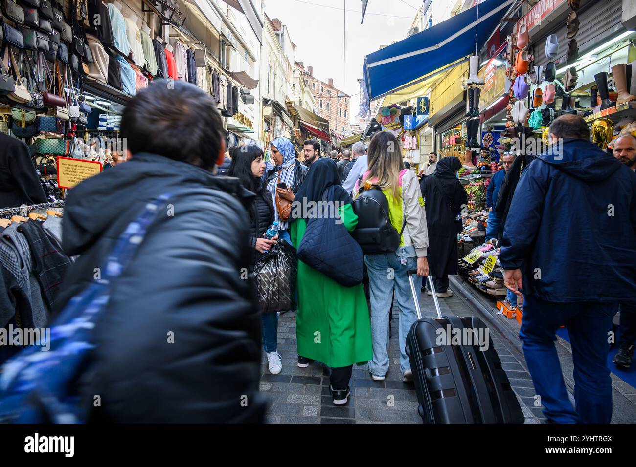 25/10/2024. Fatih, Istanbul, Turchia. Una strada affollata vicino alla Moschea Nuruosmaniye. Foto: © Simon Grosset Foto Stock