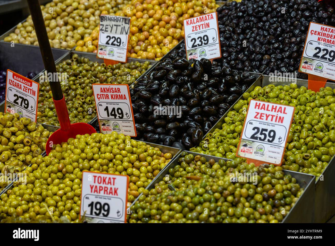 25/10/2024. Fatih, Istanbul, Turchia. Un assortimento di olive in vendita al di fuori del Bazar Egiziano. Foto: © Simon Grosset Foto Stock
