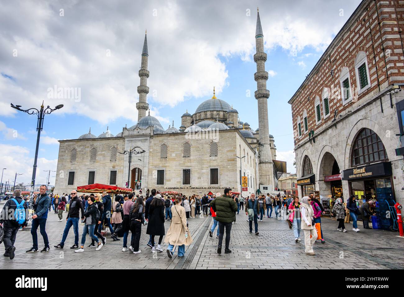 25/10/2024. Istanbul, Turchia. Folle tra la nuova Moschea e il Bazar Egiziano / mercato delle spezie (a destra). Foto: © Simon Grosset Foto Stock