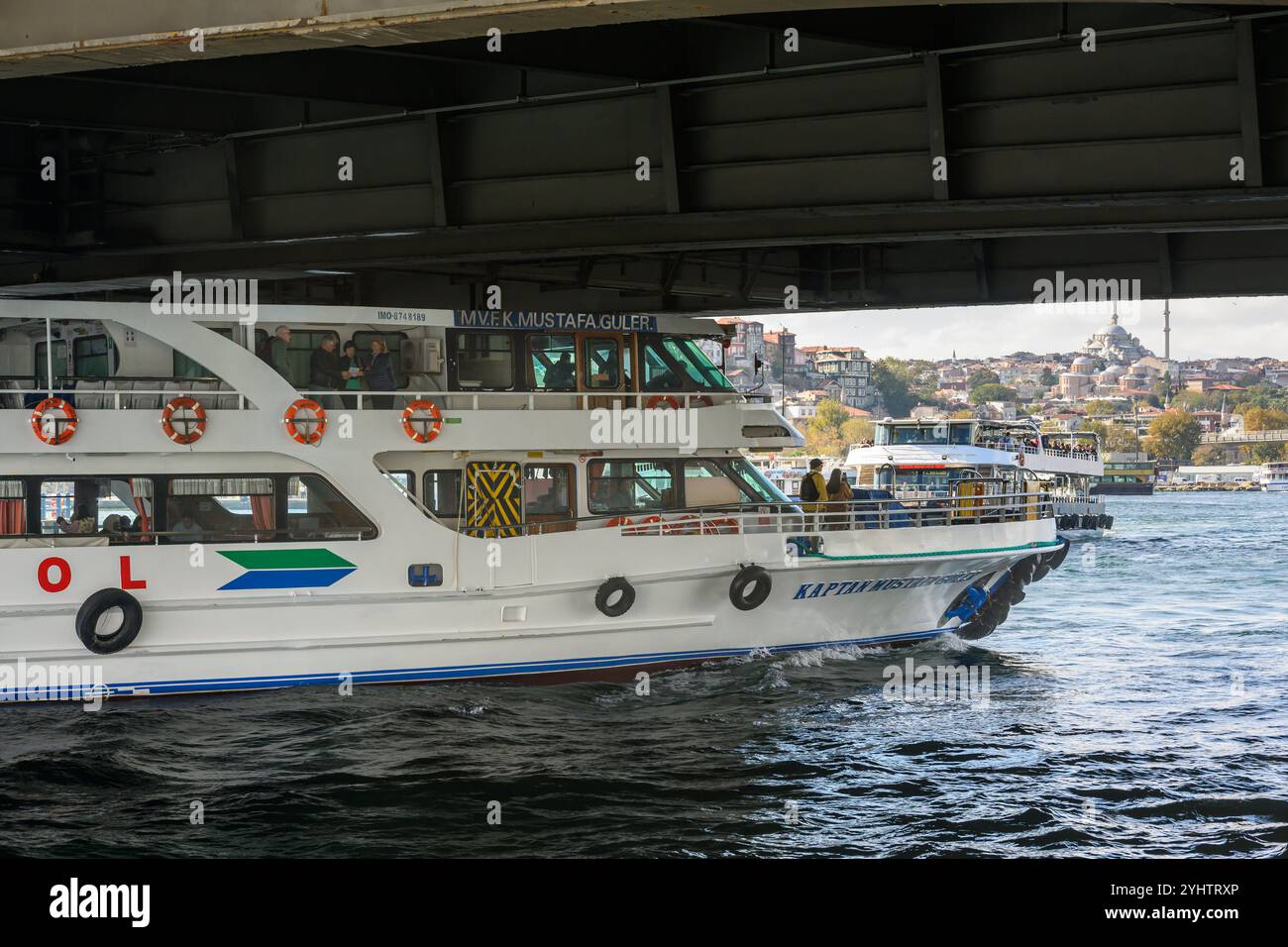 25/10/2024. Istanbul, Turchia. Una nave da crociera che passa sotto il ponte di Galata, con un'altra che si avvicina dalla direzione opposta. Foto: © Simon Grosset Foto Stock