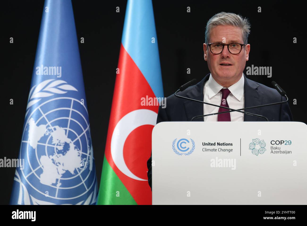 Baku, Azerbaigian. 12 novembre 2024. Keir Starmer, primo ministro del Regno Unito di Gran Bretagna e Irlanda del Nord, parla durante la prima parte della conferenza ad alto livello del segmento delle Nazioni Unite sui cambiamenti climatici nella sala plenaria di Nizami durante la COP29, un evento tenuto dall'UNFCCC allo stadio olimpico di Baku. La COP29, in vigore da novembre 11-22, si concentra sulla ricerca di energia pulita per la compensazione delle emissioni di carbonio. Credito: SOPA Images Limited/Alamy Live News Foto Stock