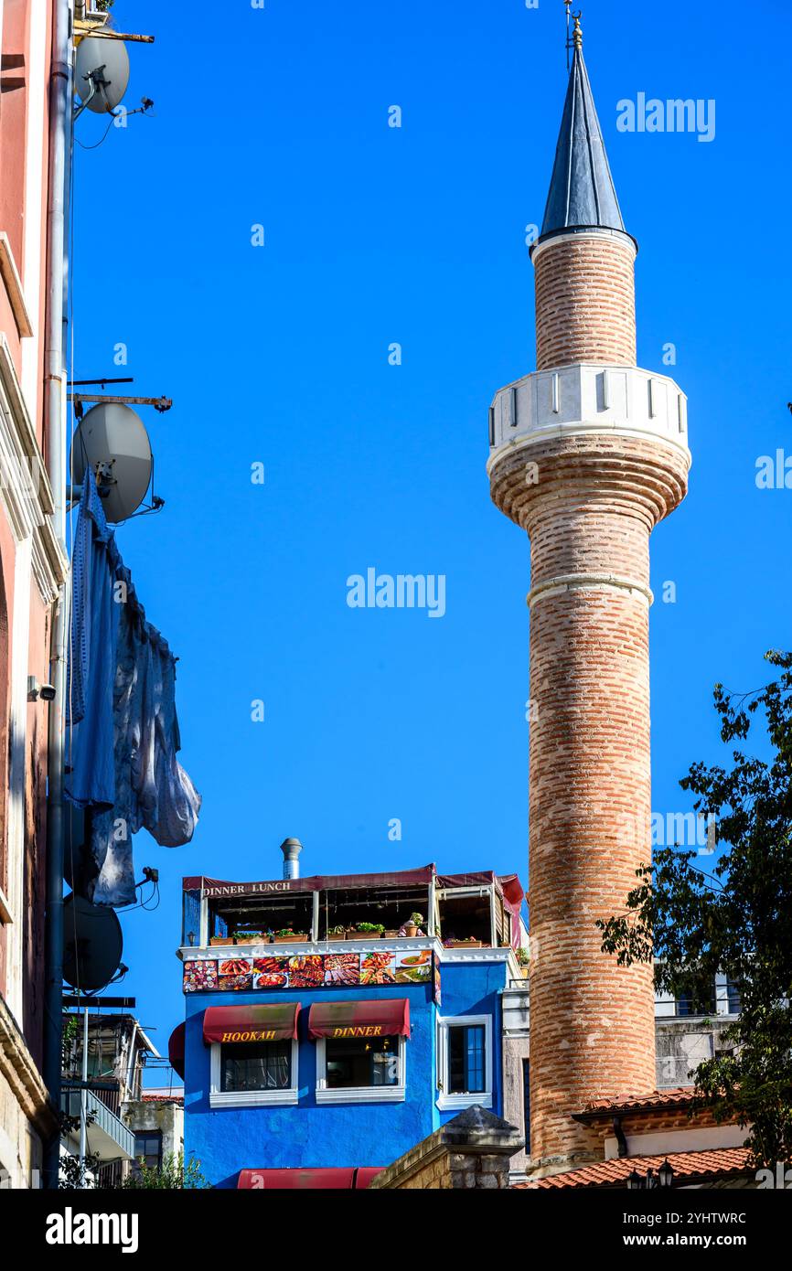26/10/2024. Istanbul, Turchia. Un minareto della Moschea Sokollu Mehmed Pasha, con il 'My Terrace Cafe & Restaurant' sullo sfondo. Foto: © Simon Grosset Foto Stock