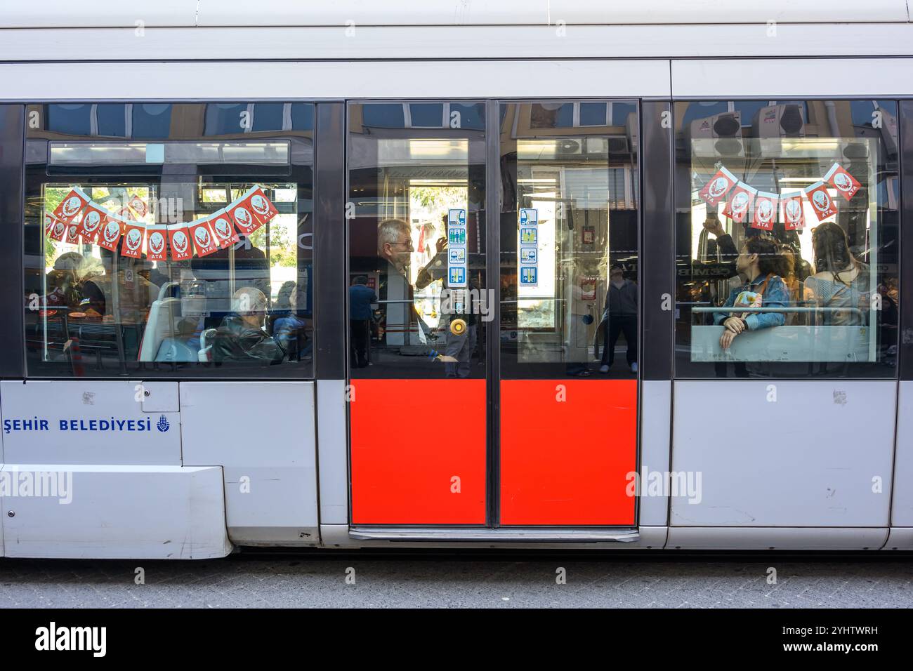 27/10/2024. Fatih, Istanbul, Turchia. Un tram Alstom Citadis 304 sulla linea T1 a Çemberlıtaş. Il moderno tram, chiamato linea T1, fu introdotto a Istanbul nel 1992 e divenne presto popolare. Da quel momento le tranvie T1 sono state gradualmente estese, l'ultima estensione è stata nel 2011. Foto: © Simon Grosset Foto Stock