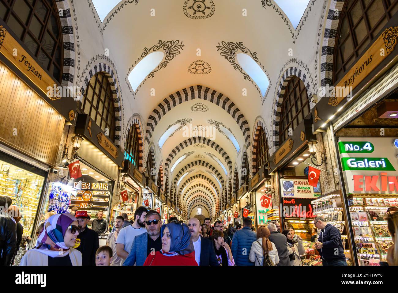 27/10/2024. Istanbul, Turchia. Il Bazaar delle spezie (turco: Mısır Çarşısı, che significa "Bazar egiziano") è uno dei più grandi bazar della città. Situato nel quartiere Eminönü del quartiere di Fatih, è il più famoso complesso commerciale coperto dopo il Grand Bazaar. Il Spice Bazaar ha un totale di 85 negozi che vendono spezie, delizie turche e altri dolci, gioielli, souvenir, frutta secca e noci. Foto: © Simon Grosset Foto Stock