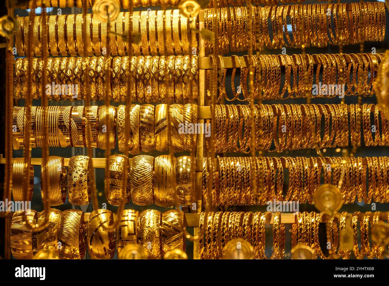 27/10/2024. Istanbul, Turchia. Gioielli in oro in vendita nel Bazaar delle spezie (turco: Mısır Çarşısı, che significa "Bazar egiziano") è uno dei più grandi bazar della città. Situato nel quartiere Eminönü del quartiere di Fatih, è il più famoso complesso commerciale coperto dopo il Grand Bazaar. Il Spice Bazaar ha un totale di 85 negozi che vendono spezie, delizie turche e altri dolci, gioielli, souvenir, frutta secca e noci. Foto: © Simon Grosset Foto Stock