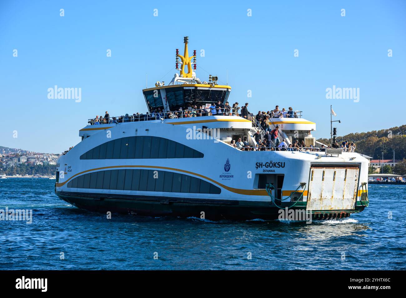 10/2024. Istanbul, Turchia. Il traghetto sh-goksu attraversa il Corno d'Oro e il Bosforo. Foto: © Simon Grosset Foto Stock