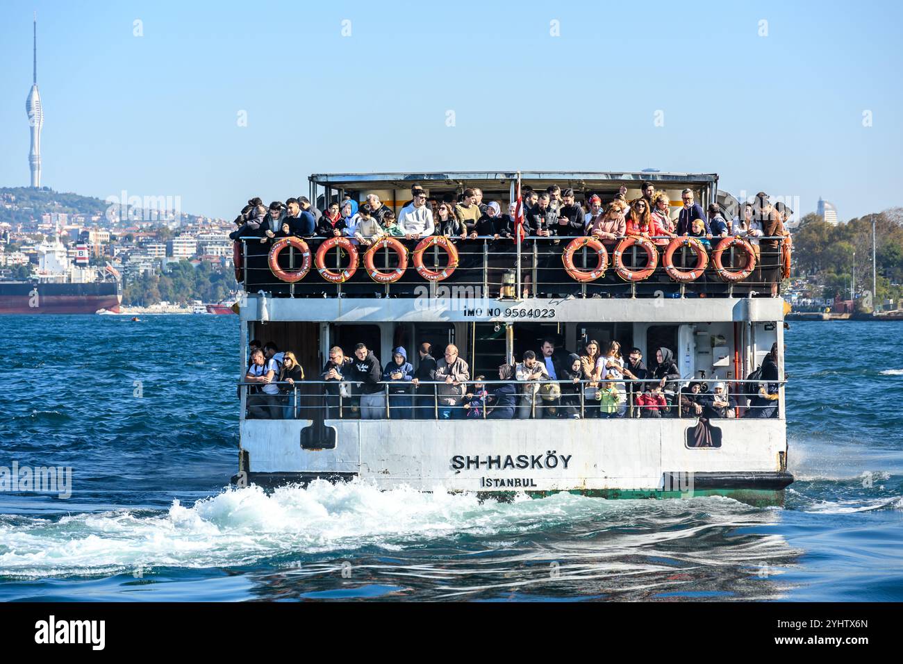 27/10/2024. Istanbul, Turchia. Il traghetto SG-Haskoy attraversa il Corno d'Oro e Bosphotus. I passeggeri a poppa ammirano i panorami e le attrazioni. Foto: © Simon Grosset Foto Stock
