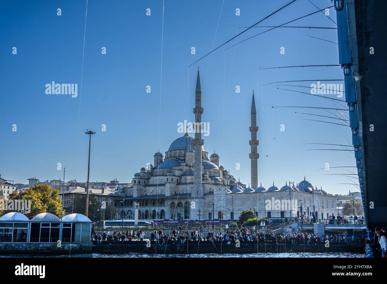 27/10/2024. Istanbul, Turchia. Canne da pesca e code dal ponte di Galata, di fronte alla nuova Moschea. Foto: © Simon Grosset Foto Stock