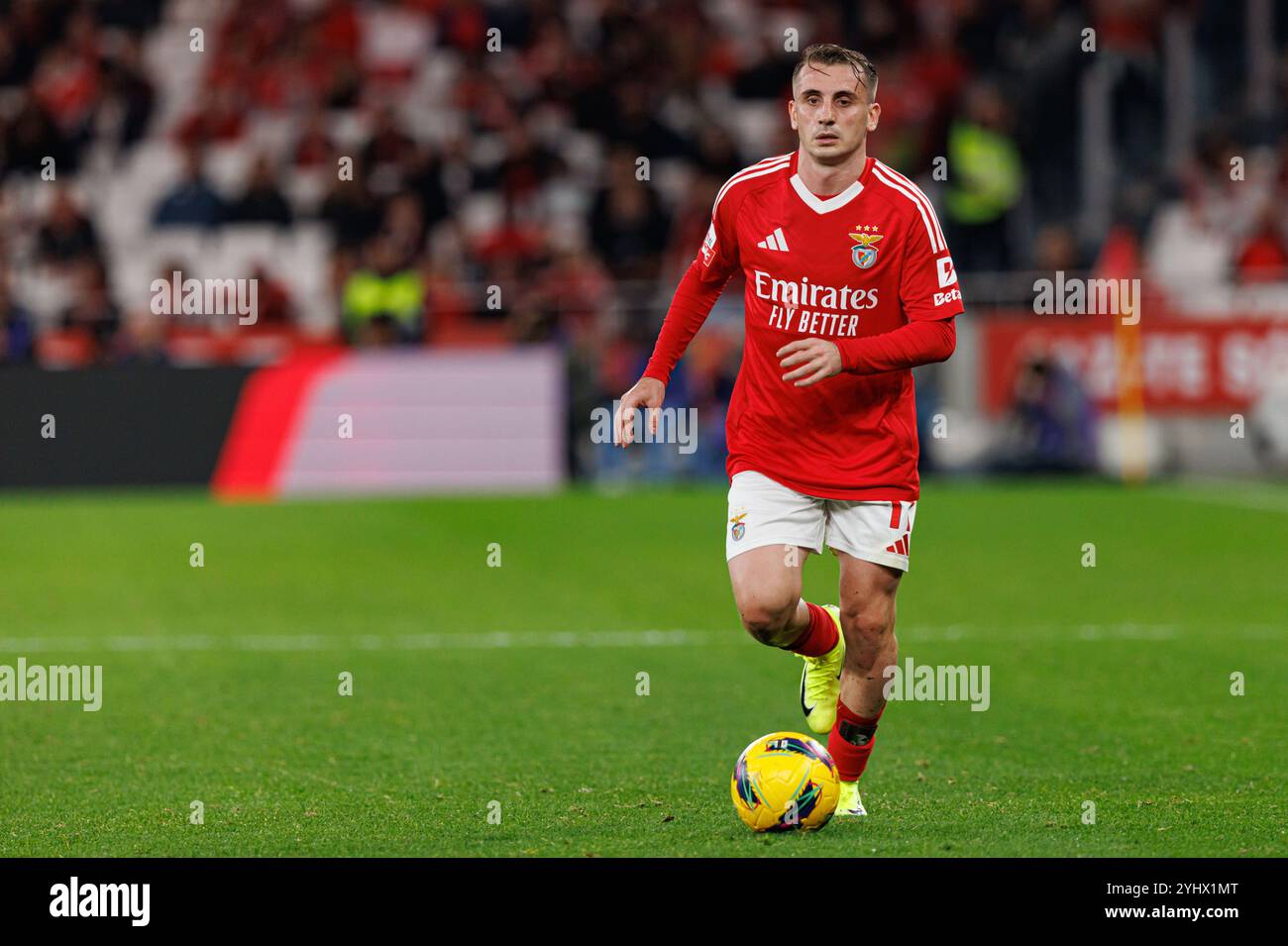 Kerem Akturkoglu (SL Benfica) visto in azione durante la partita della Liga Portugal tra squadre di SL Benfica e FC Porto all'Estadio da Luz. Punteggio finale : SL Benfica 4 : 1 FC Porto Foto Stock