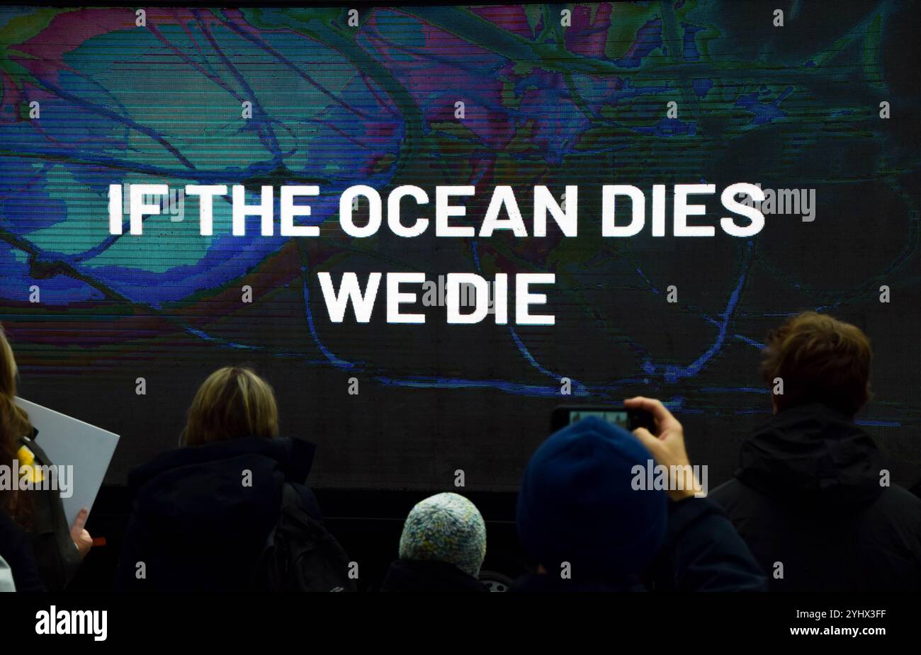 Londra, Inghilterra, Regno Unito. 9 novembre 2024. Uno schermo ad-van mostra un breve documentario mentre i tester si riuniscono fuori dal Parlamento a Westminster a sostegno dell'attivista anti-baleniera Paul Watson. Watson, cittadino statunitense e canadese, è stato arrestato in Groenlandia e sta affrontando l'accusa in Giappone di complice di aggressione e di violazione delle navi, che lo hanno visto ottenere una condanna a 15 anni di carcere. (Credit Image: © Vuk Valcic/ZUMA Press Wire) SOLO PER USO EDITORIALE! Non per USO commerciale! Foto Stock