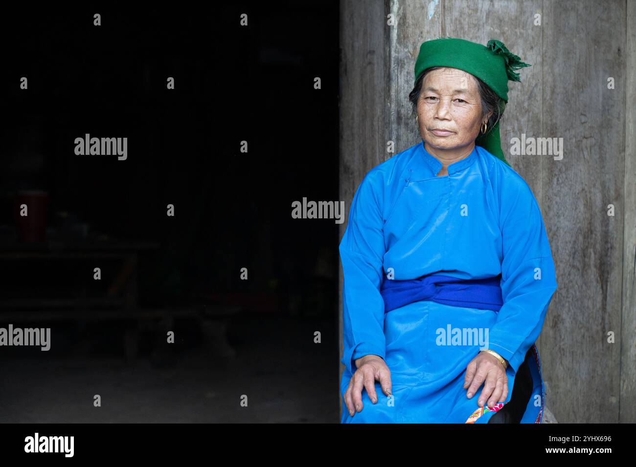 Anziana donna Hmong seduta fuori casa vicino a Dong Van, nella provincia di ha Giang in Vietnam Foto Stock