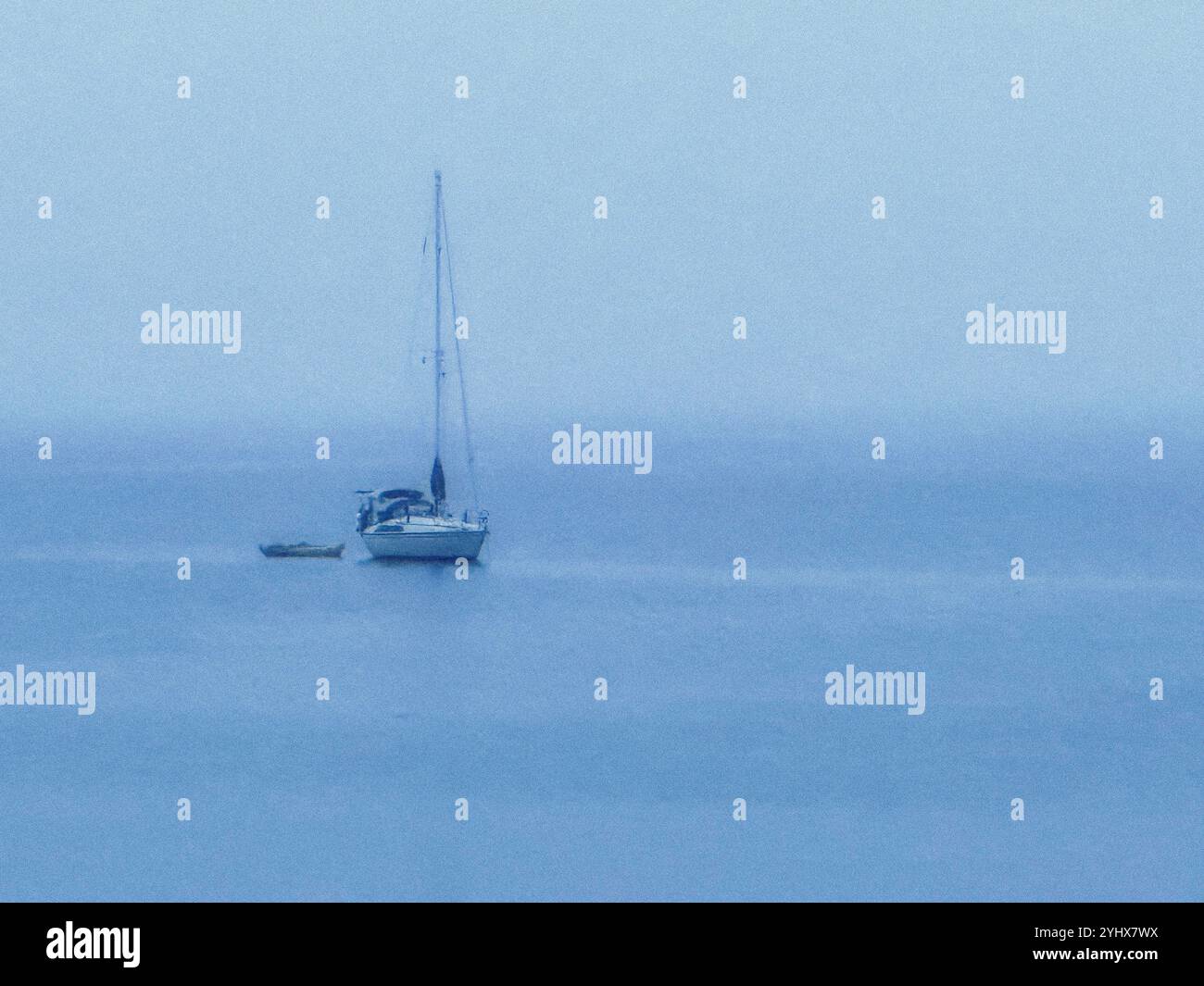 Due barche ormeggiate in mare Foto Stock