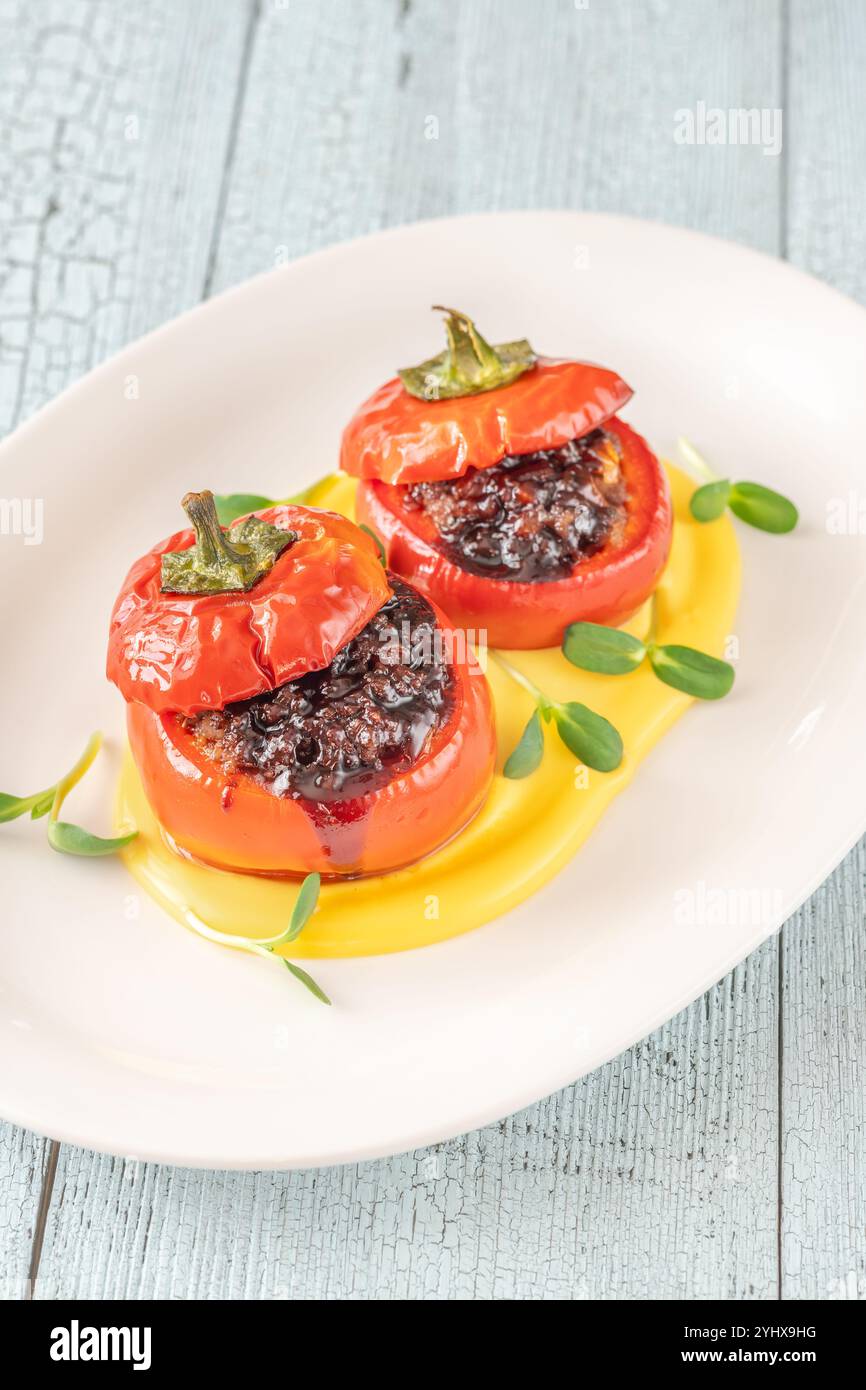 Peperoni rossi ripieni di manzo macinato Foto Stock