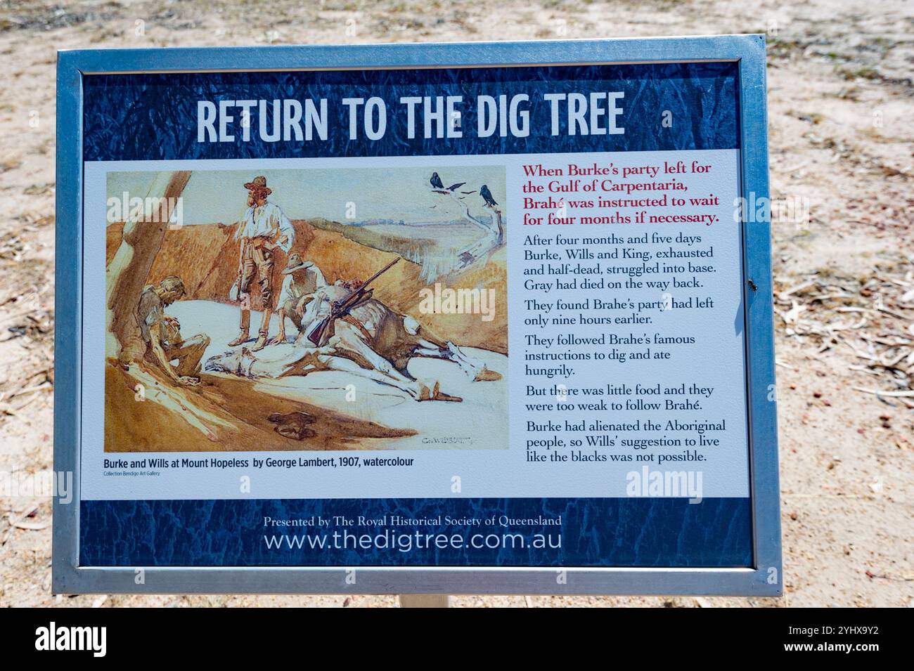 Insegna interpretativa presso la storica riserva Burke and Wills Dig Tree, Cooper Creek, vicino a Innamincka, South Australia, SA, Australia Foto Stock
