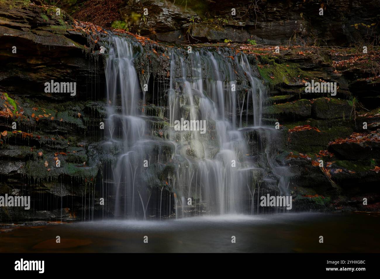 Lunga esposizione di una cascata a Ricketts Glen in Pennsylvania in autunno Foto Stock