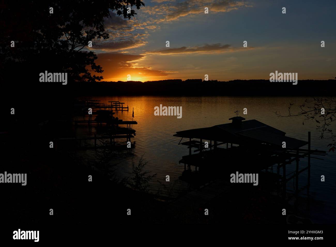 Attracchi sagomati come il sole si erge sul lago Seneca a New York Foto Stock