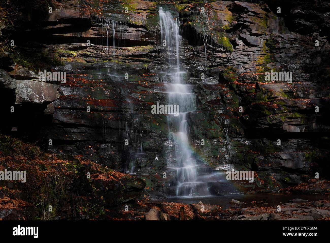 Arcobaleno nella nebbia di una cascata a Ricketts Glen in Pennsylvania in autunno Foto Stock