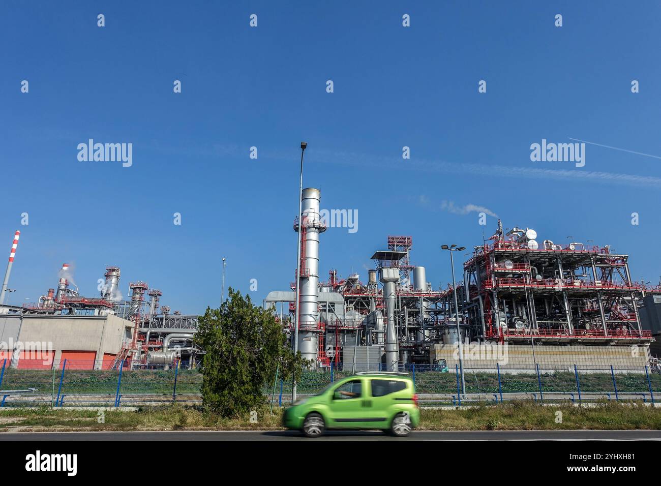 Raffineria di petrolio a Pančevo, vicino a Belgrado, Serbia, impianto industriale con cielo blu e intricate infrastrutture sullo sfondo Foto Stock