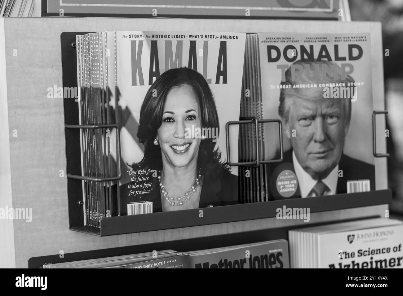 Le riviste pubblicate da A360 Media con i candidati presidenziali Kamala Harris e Donald J. Trump sulle copertine sono in mostra in una libreria giovedì... Foto Stock