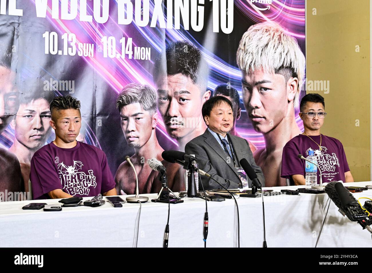 Tokyo, Giappone. 13 ottobre 2024. Il giapponese Takuma Inoue, a sinistra, partecipa a una conferenza stampa con il suo allenatore e padre Shingo Inoue, a destra, e il presidente della Ohhashi Boxing Gym Hideyuki Ohashi, centro, dopo aver perso la difesa del titolo WBA dei pesi gallo per decisione unanime all'Ariake Arena di Tokyo, Giappone, 13 ottobre 2024. Crediti: Hiroaki finito Yamaguchi/AFLO/Alamy Live News Foto Stock