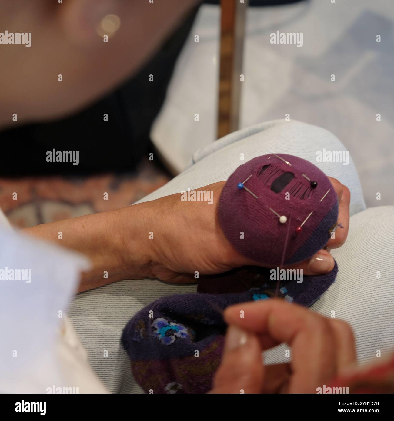 Una donna che ha i calzini Foto Stock