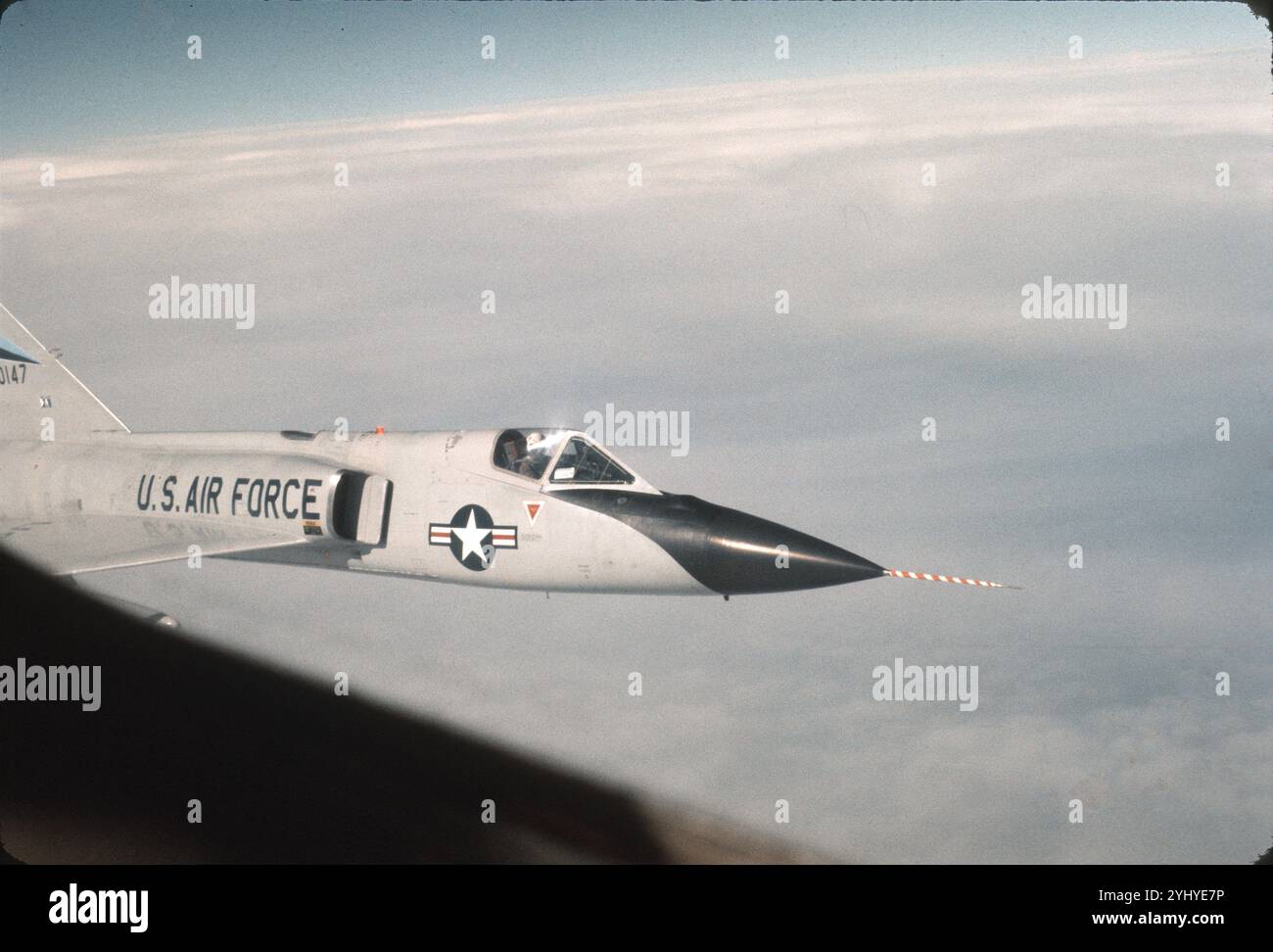 Veduta aerea dell'F-106A lungo la Davis-Monthan AFB, marzo 1975. Il tettuccio trasparente (senza elemento strutturale in testa) e la capacità di rifornimento erano modifiche. Foto Stock