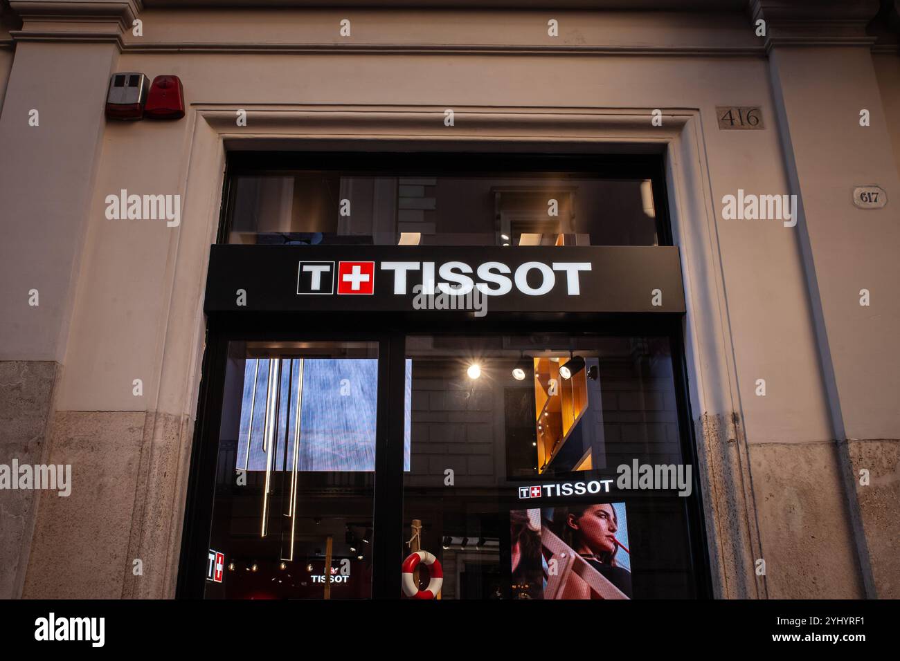 ROMA, ITALIA - 15 GIUGNO 2024: Logo Tissot sulla boutique del rivenditore a Roma. Tissot è un orologiaio svizzero famoso per cronografi e orologi. Foto Stock