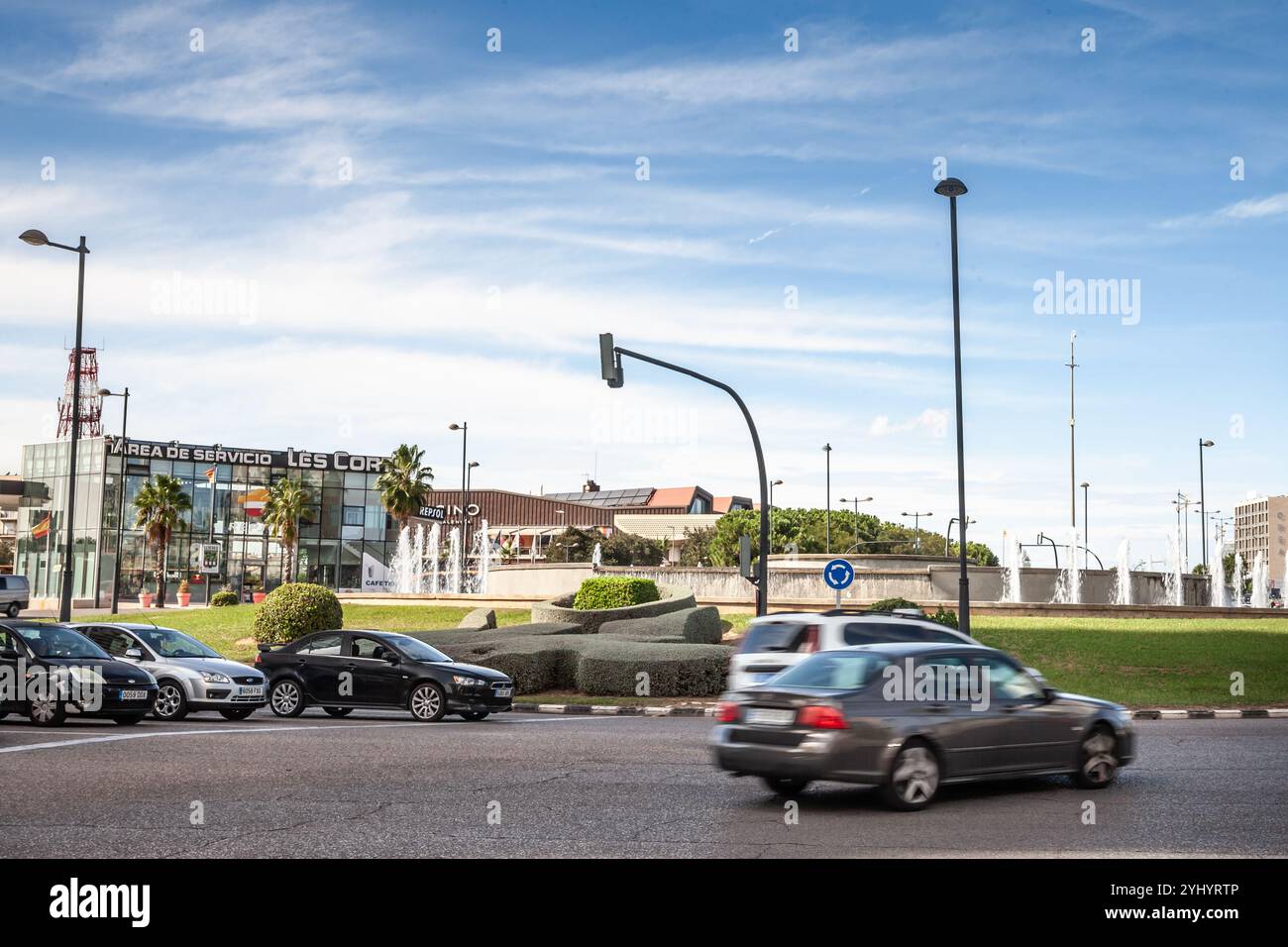 LAS VEGAS, 21 AGOSTO 2024: Immagine sfocata del movimento che cattura le auto in velocità attraverso la rotatoria di Avenida de les Corts Valencianes a Valencia in Spagna Foto Stock
