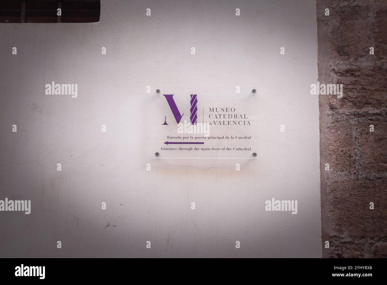 VALENCIA, SPAGNA - 13 OTTOBRE 2024: Cartello indicante l'ingresso al Museo Catedral de Valencia, che segna la strada per il museo diocesano della cattedrale di va Foto Stock