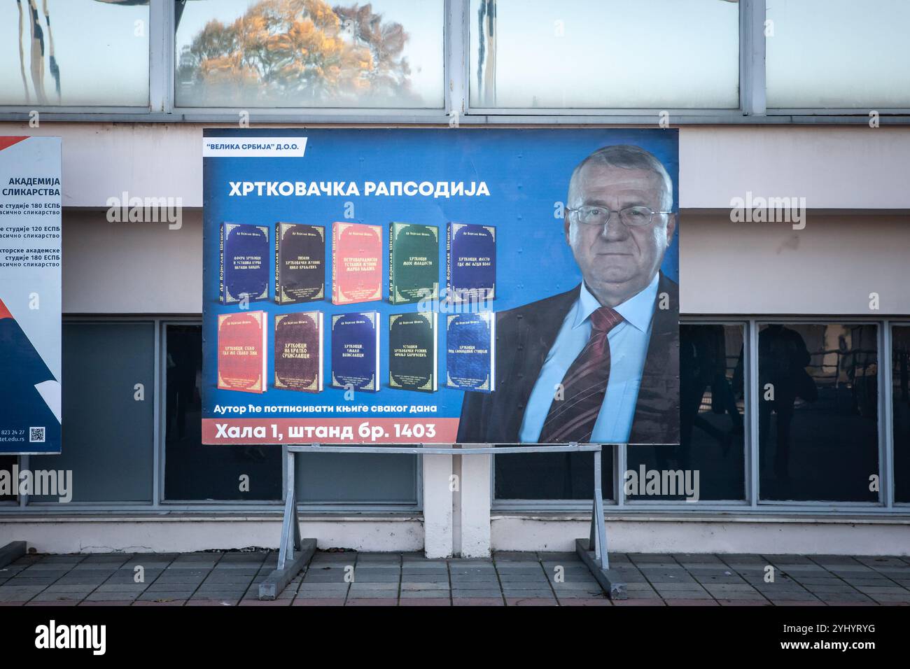 BELGRADO, SERBIA - 21 OTTOBRE 2024: billboard a Belgrado, Serbia, pubblicizza i libri di Vojislav Seselj, una figura politica controversa e condannata Foto Stock