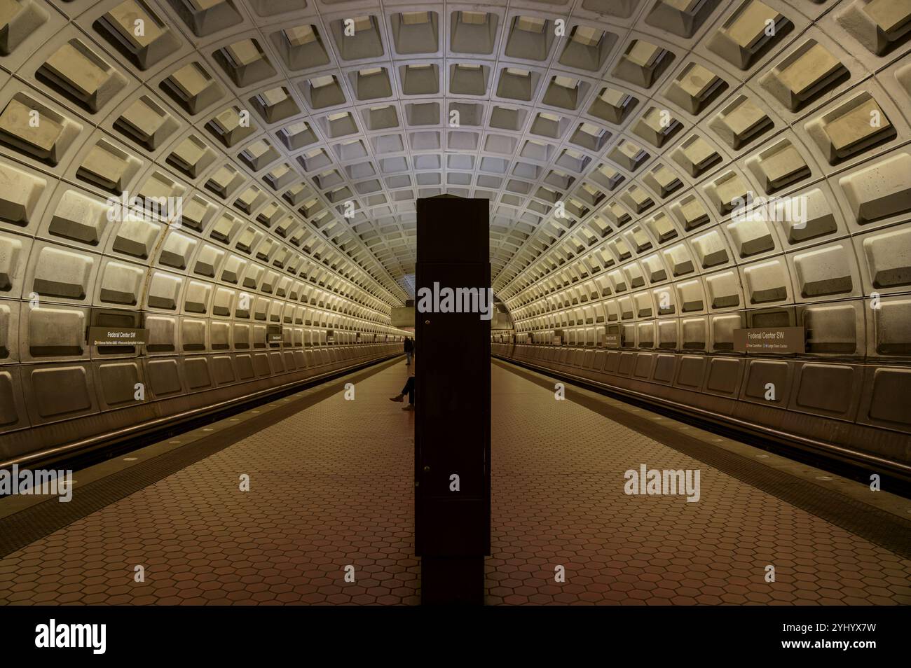 Piattaforma della metropolitana alla stazione del Federal Center che mostra lo stile brutale dell'architettura. Foto Stock